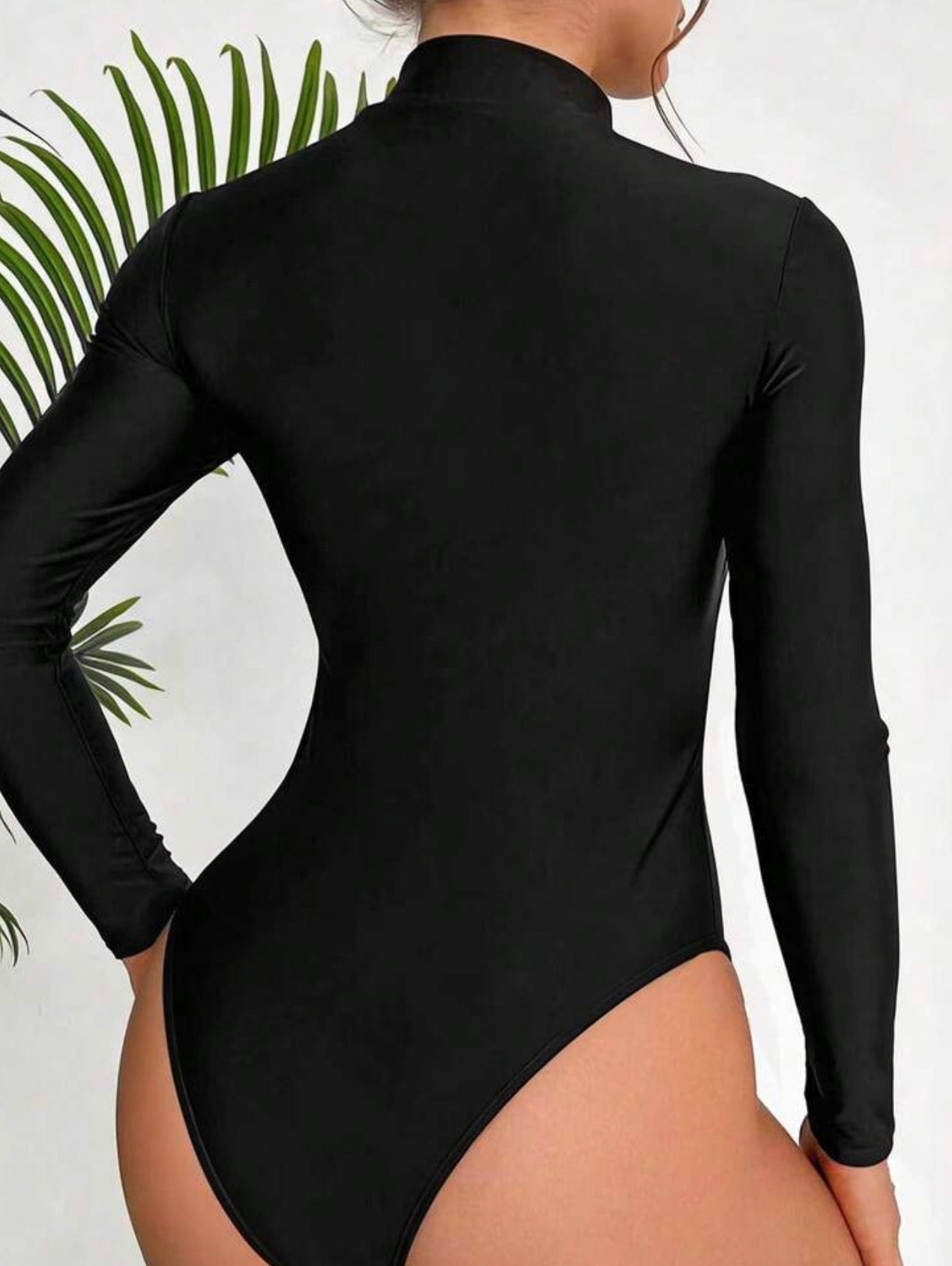 Vista frontal con cremallera del traje de baño negro