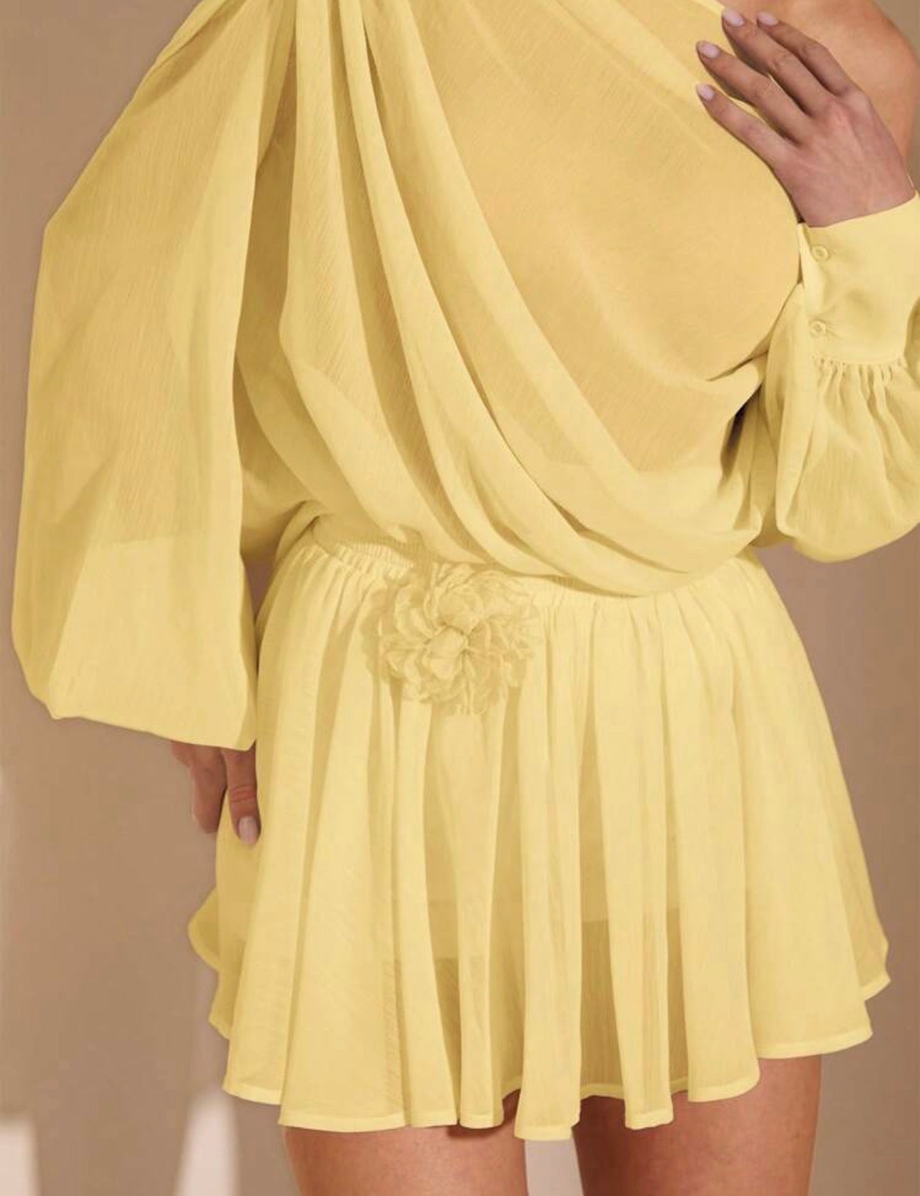 Detalle de los shorts y cintura del conjunto amarillo