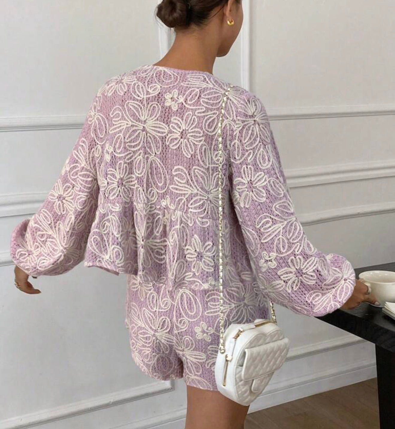 Conjunto lila bordado floral - vista trasera puesto