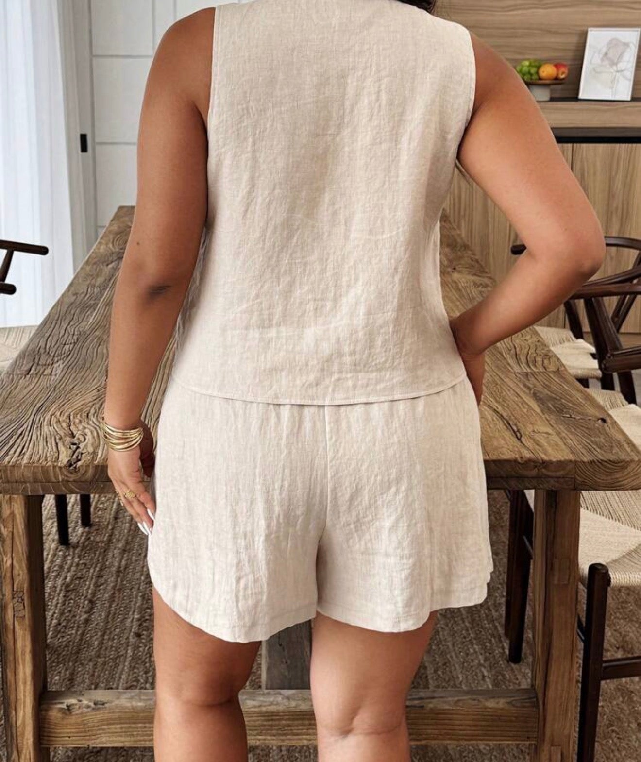 Conjunto chaleco y shorts beige - vista frontal