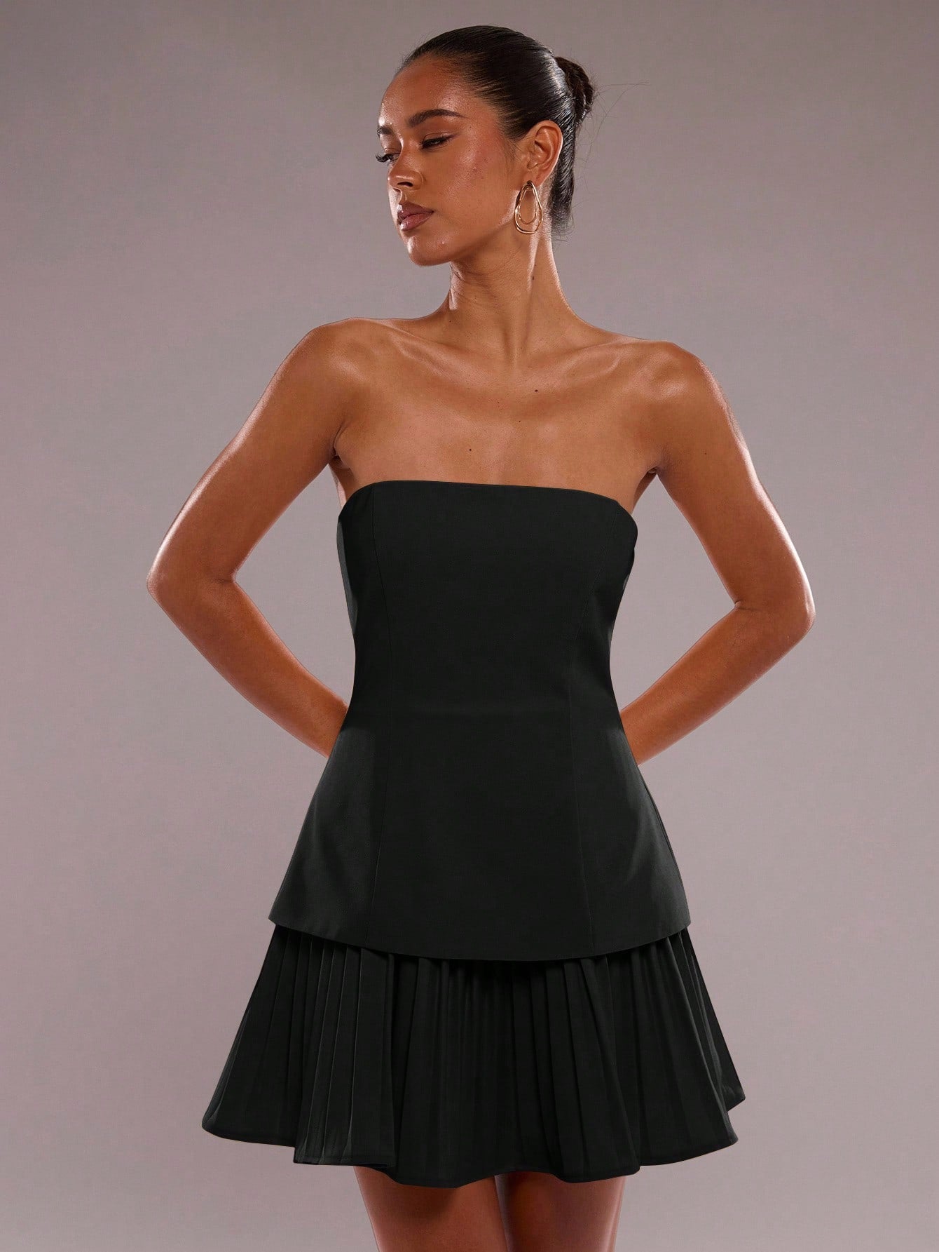 Vestido tubo negro con falda plisada - vista frontal