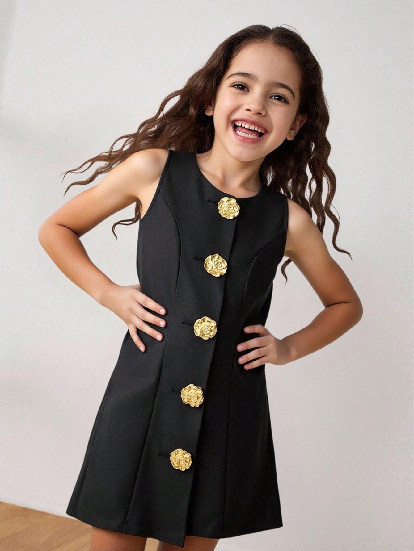 Vestido negro niña con botones dorados de rosa - vista frontal