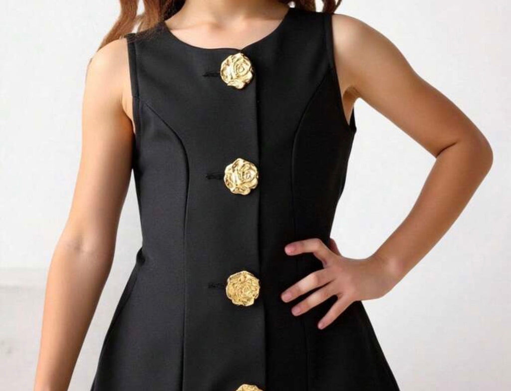 Vestido negro niña - detalle botones dorados de rosa