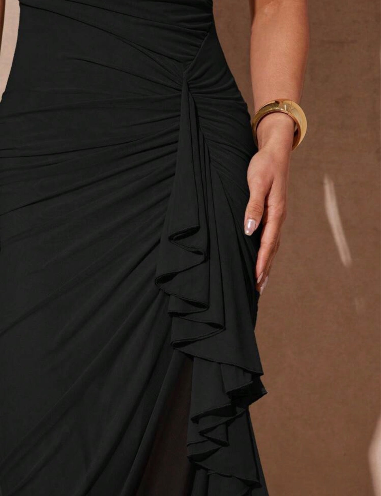 Vestido largo negro con volantes - vista frontal completa