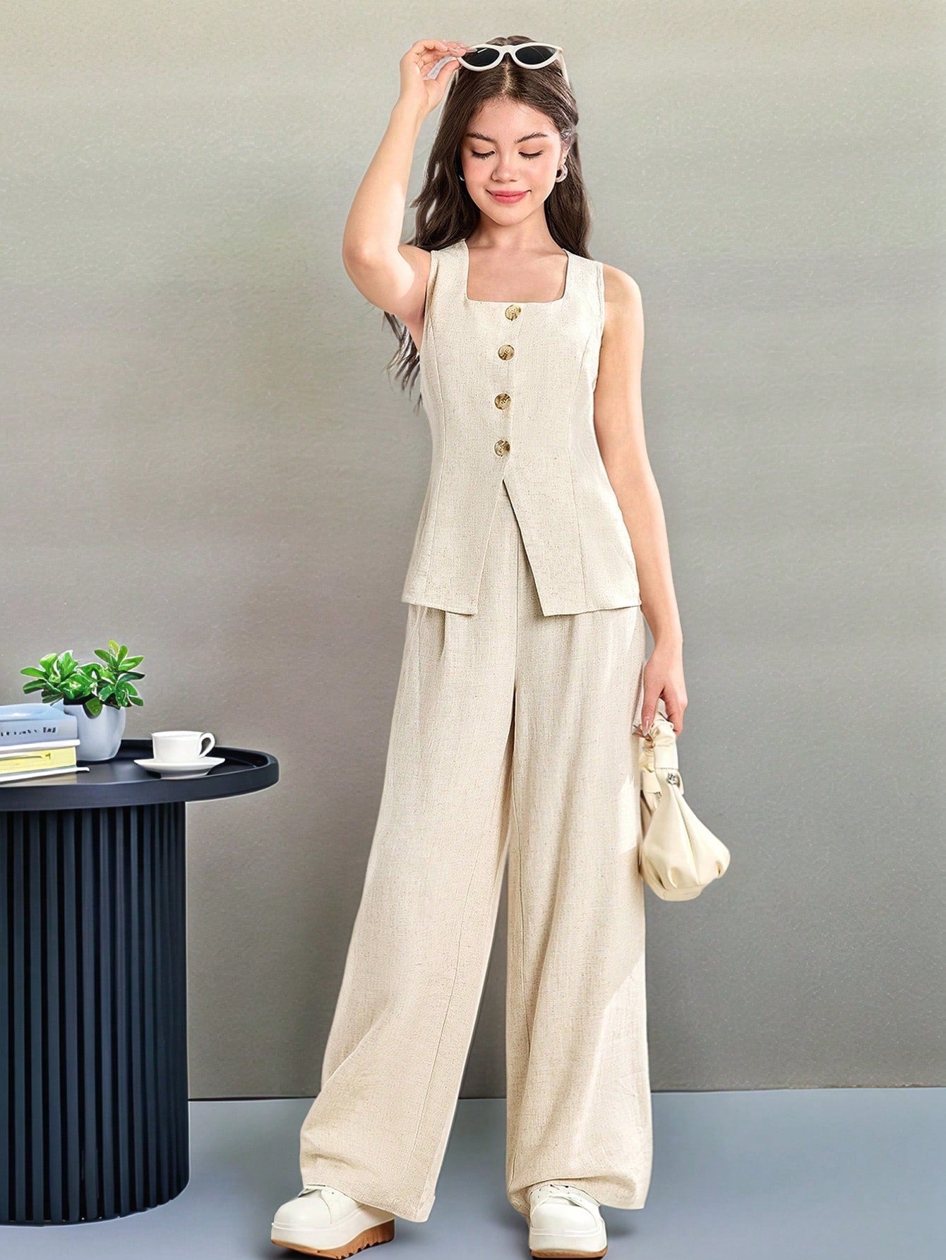 Conjunto beige top sin mangas con botones dorados y pantalón recto - vista frontal