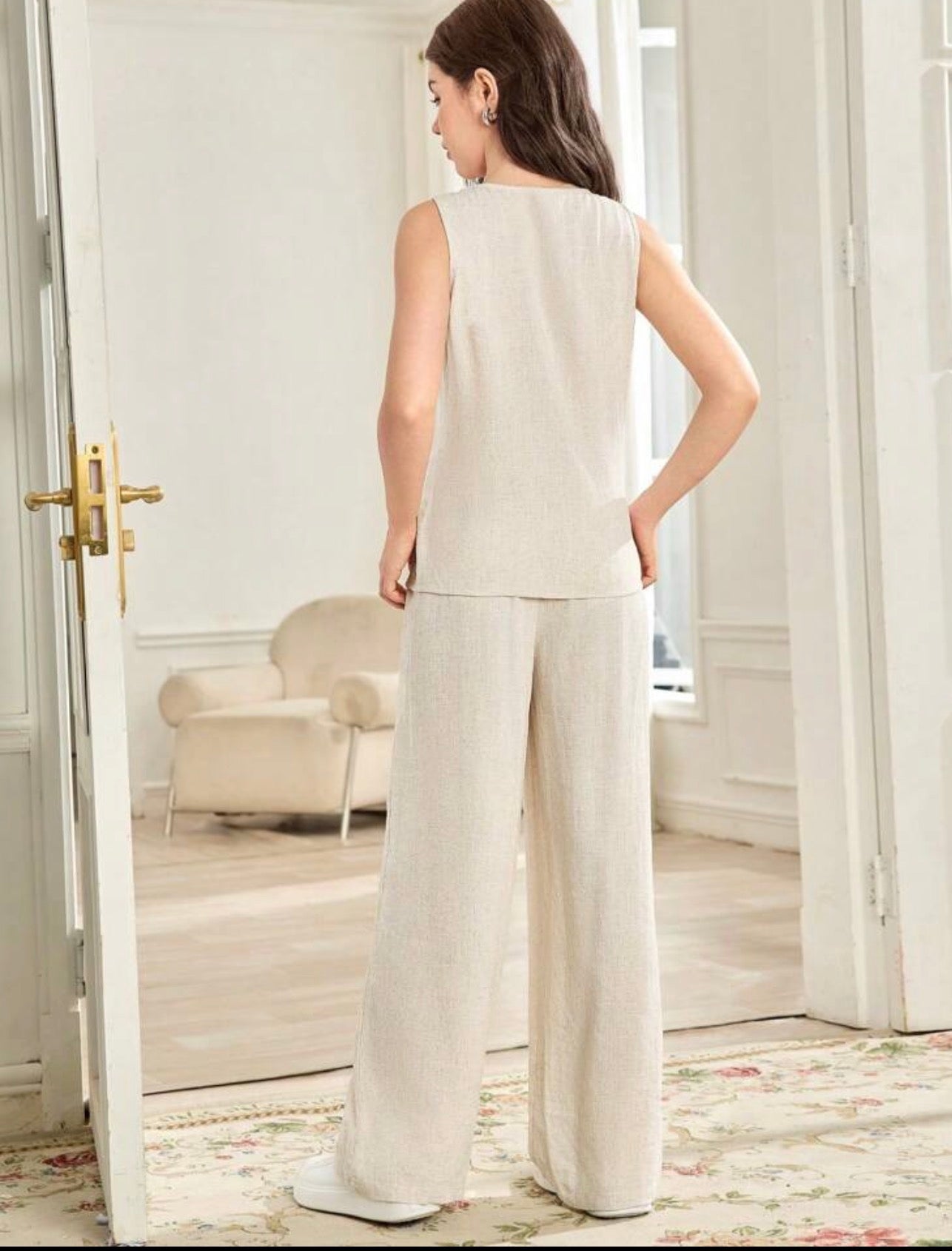 Conjunto beige top sin mangas y pantalón recto - vista trasera