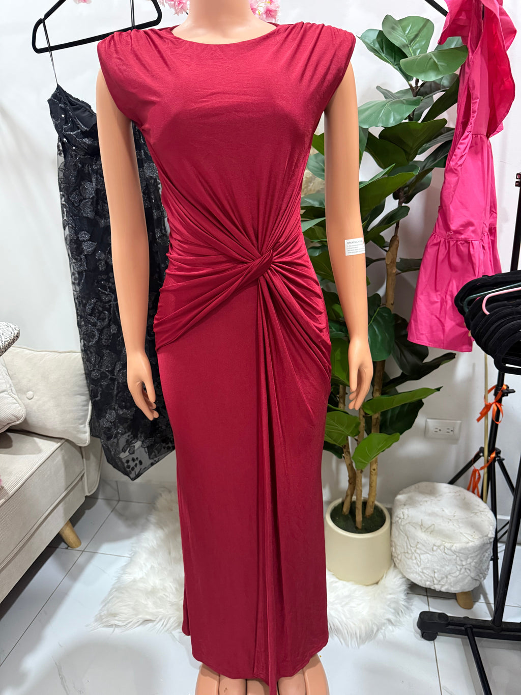 Vestido maxi rojo con nudo lateral - vista en maniquí