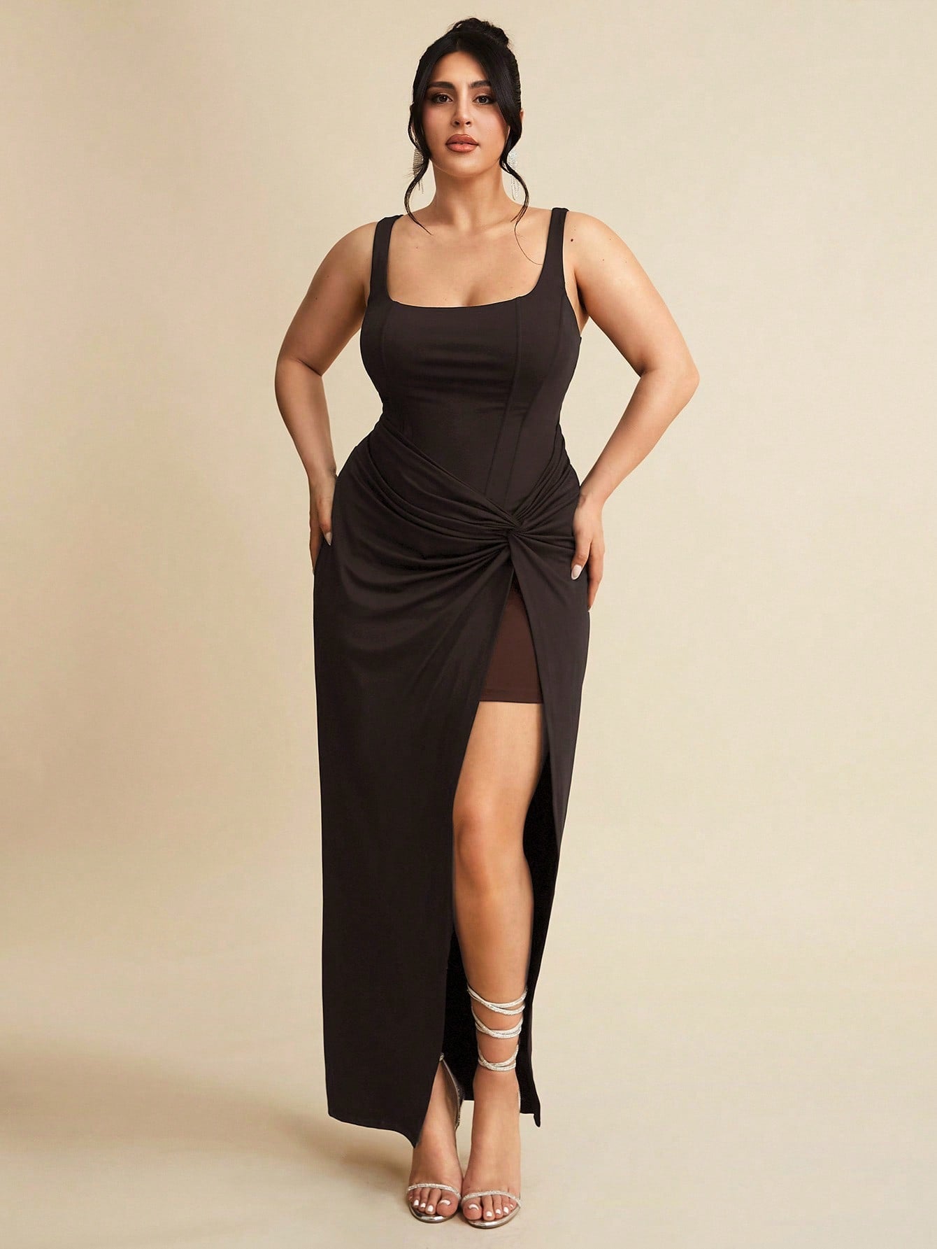 Vestido midi negro fruncido con nudo delantero talla grande - vista trasera