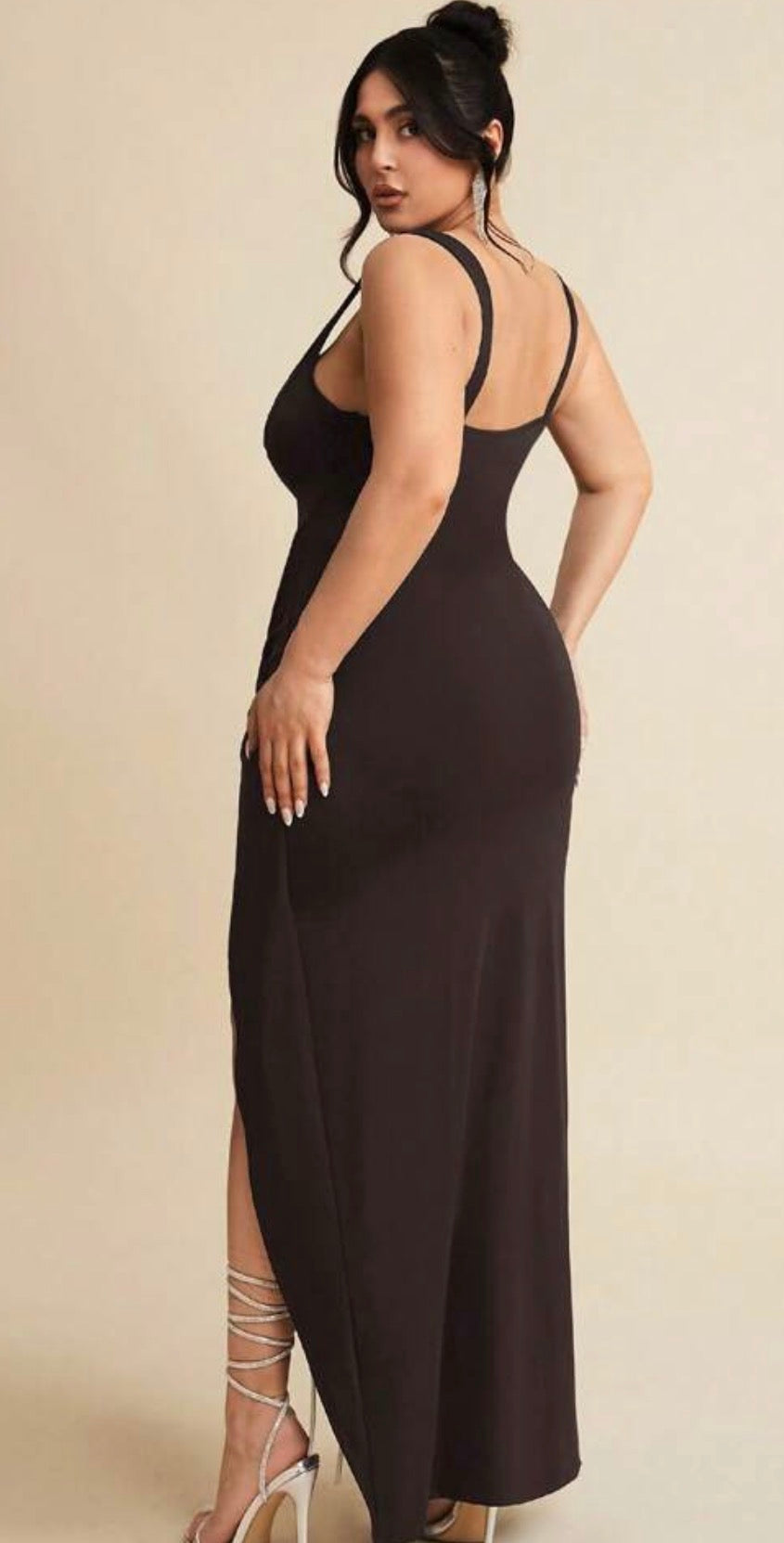 Vestido midi negro fruncido con nudo delantero talla grande - vista frontal