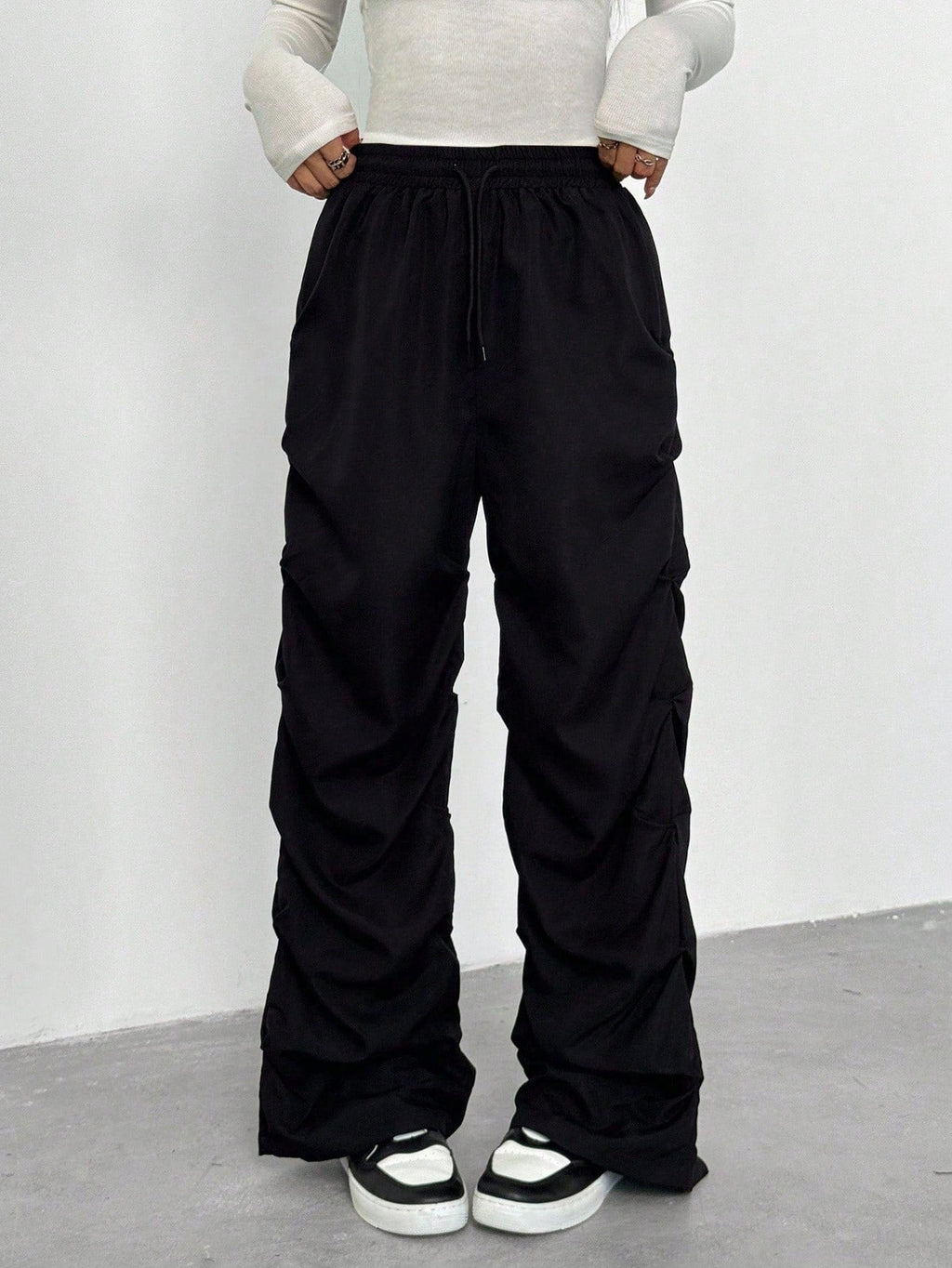 Pantalón cargo deportivo negro con pliegues niña adolescente - vista frontal