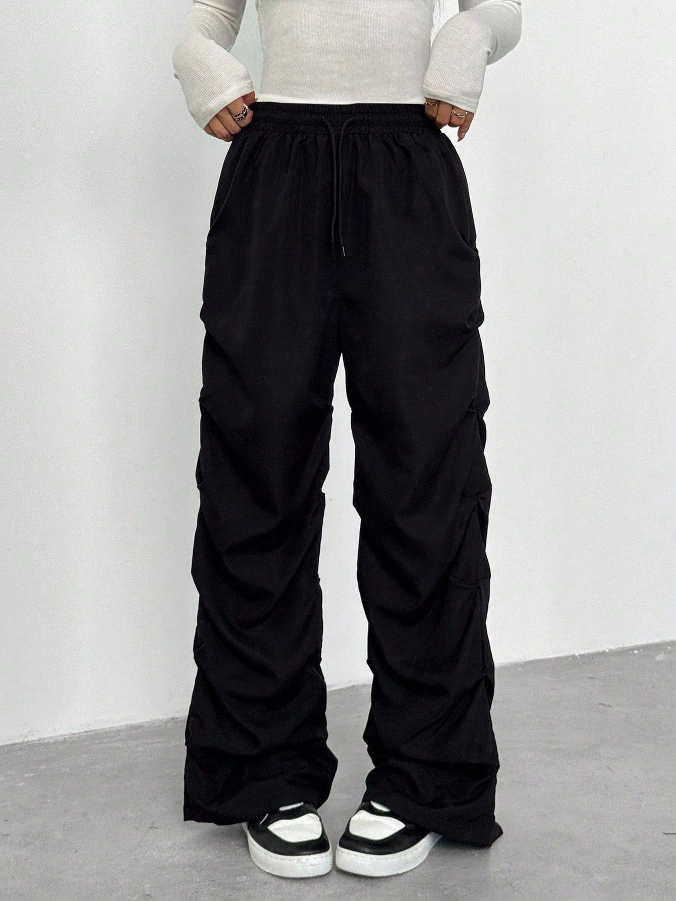 Pantalón cargo deportivo negro con pliegues niña adolescente - vista frontal