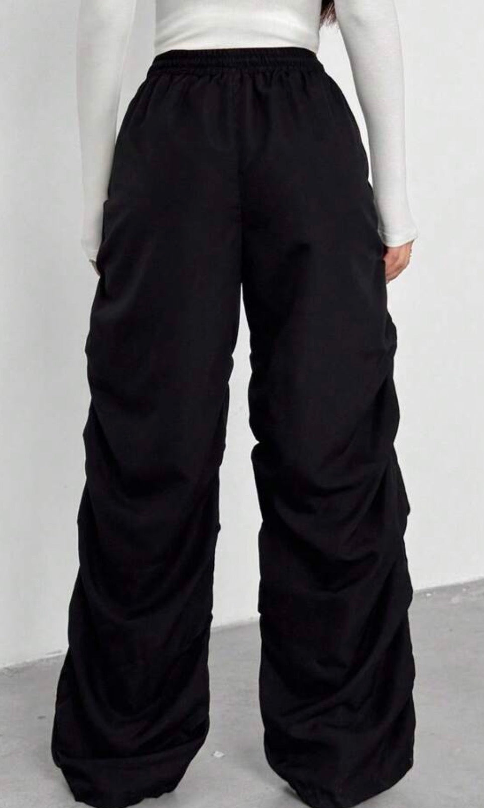 Pantalón cargo deportivo negro con pliegues niña adolescente - vista trasera