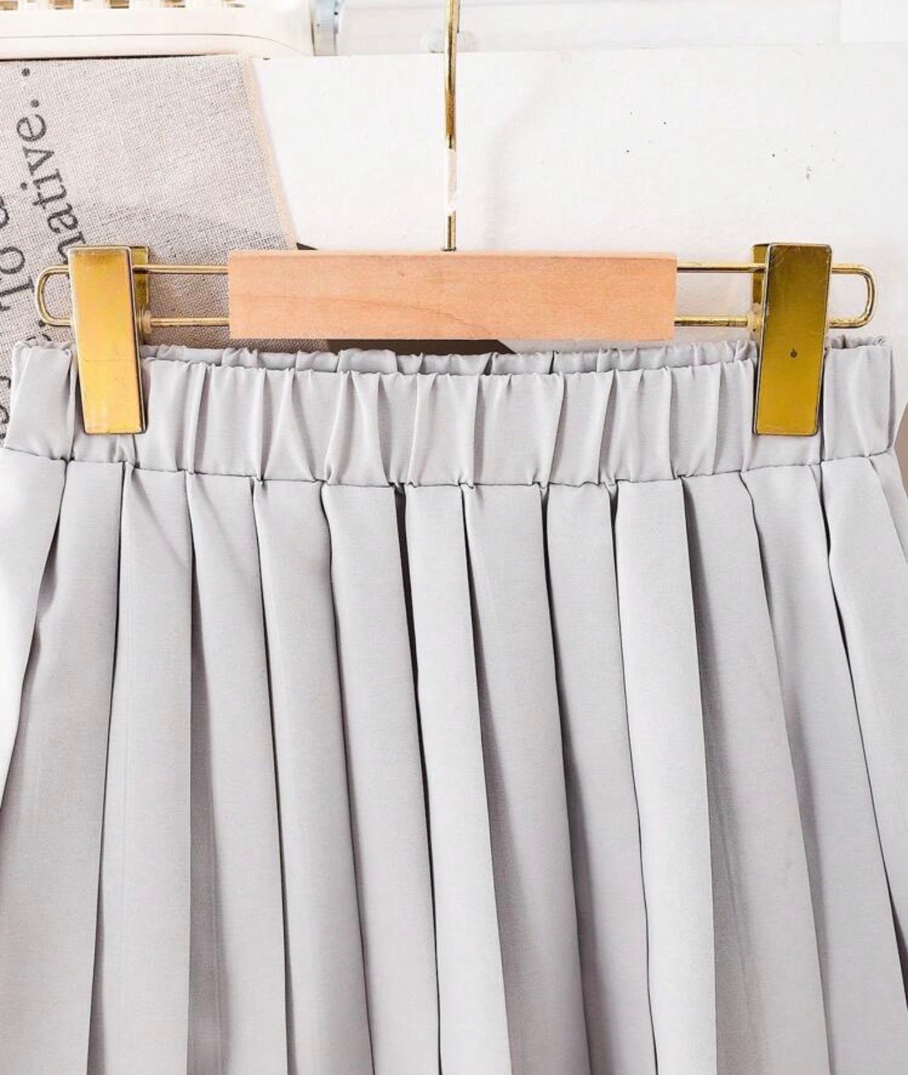 Detalle cintura elastica falda mini plisada gris