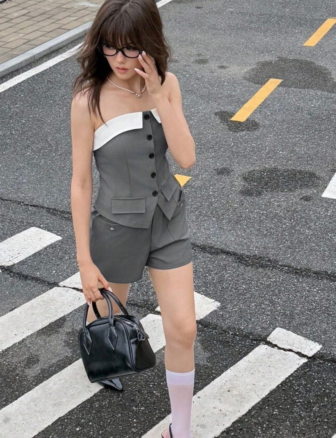 Set 2 piezas top strapless gris con contraste blanco y shorts - look completo