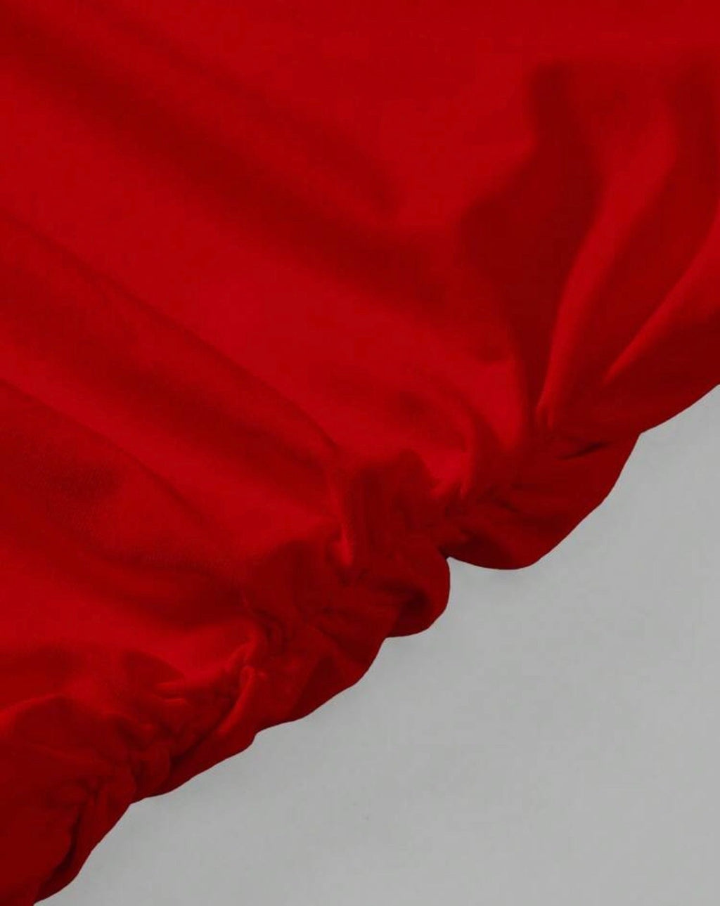 Detalle bajo de burbuja vestido rojo nina preadolescente