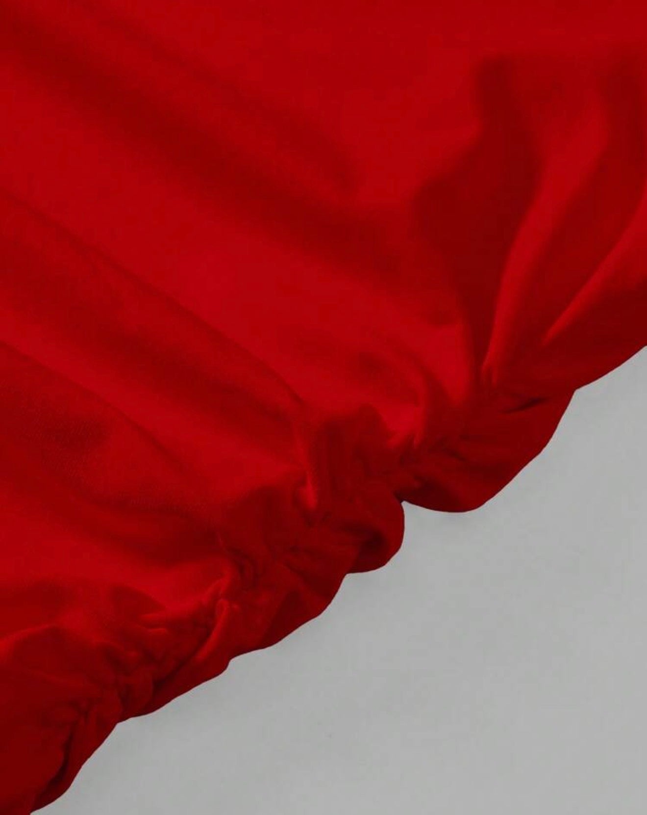 Detalle bajo de burbuja vestido rojo nina preadolescente
