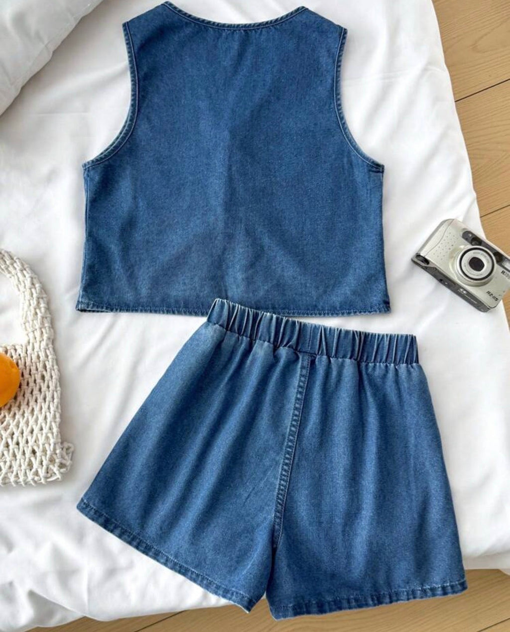Conjunto vaquero chaleco y short - vista trasera