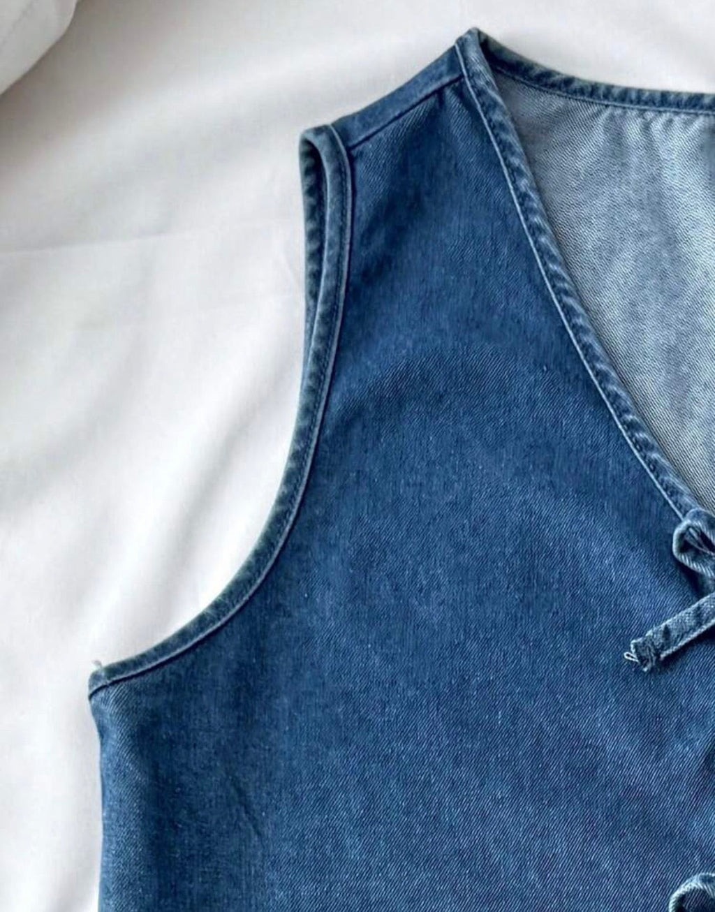 Detalle cintura elástica del short vaquero