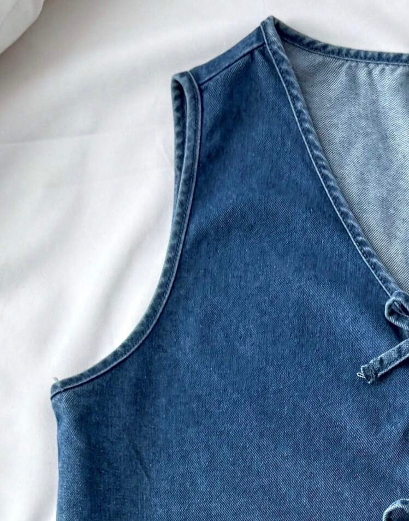 Detalle cintura elástica del short vaquero