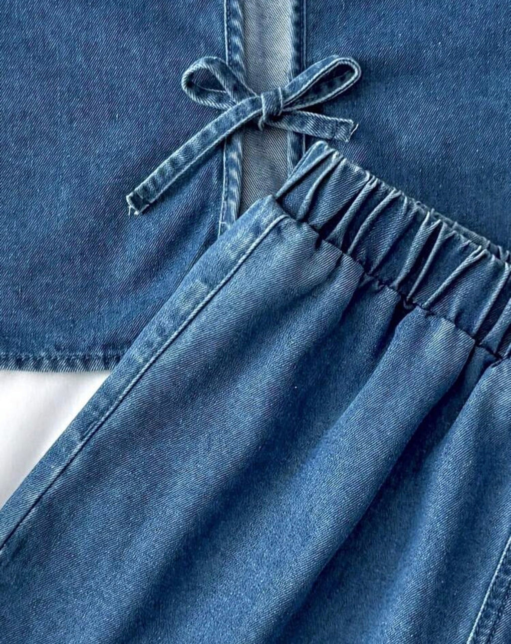 Detalle escote en V del chaleco vaquero