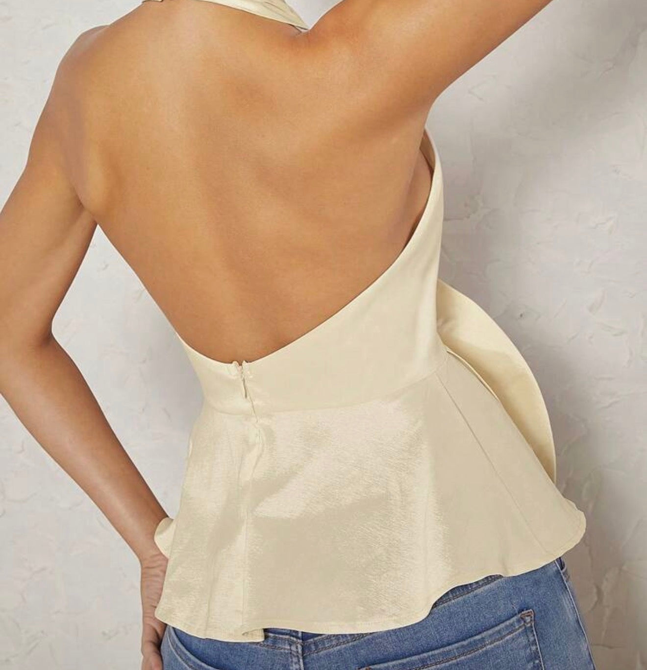 Top halter Hauture - detalle del lazo frontal