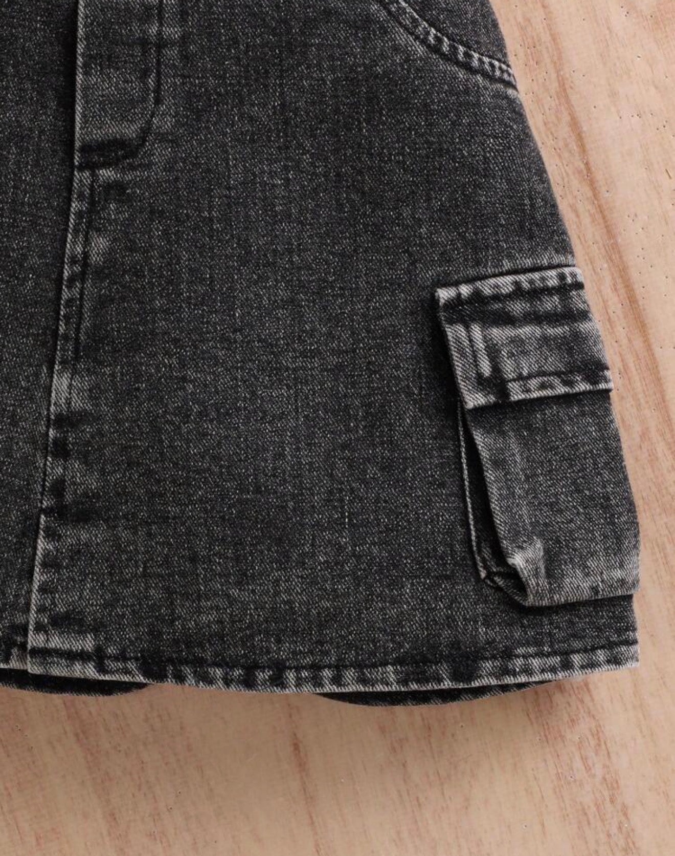 Detalle bolsillo cargo falda denim niña