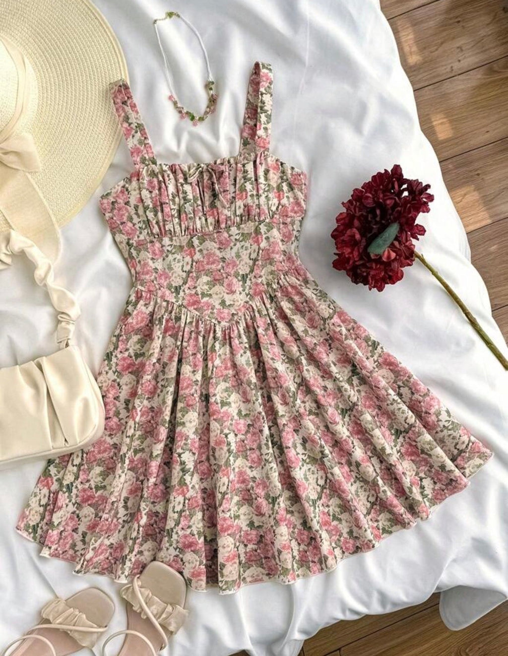 Girlism vestido floral rosa con busto fruncido para niña - vista completa con accesorios