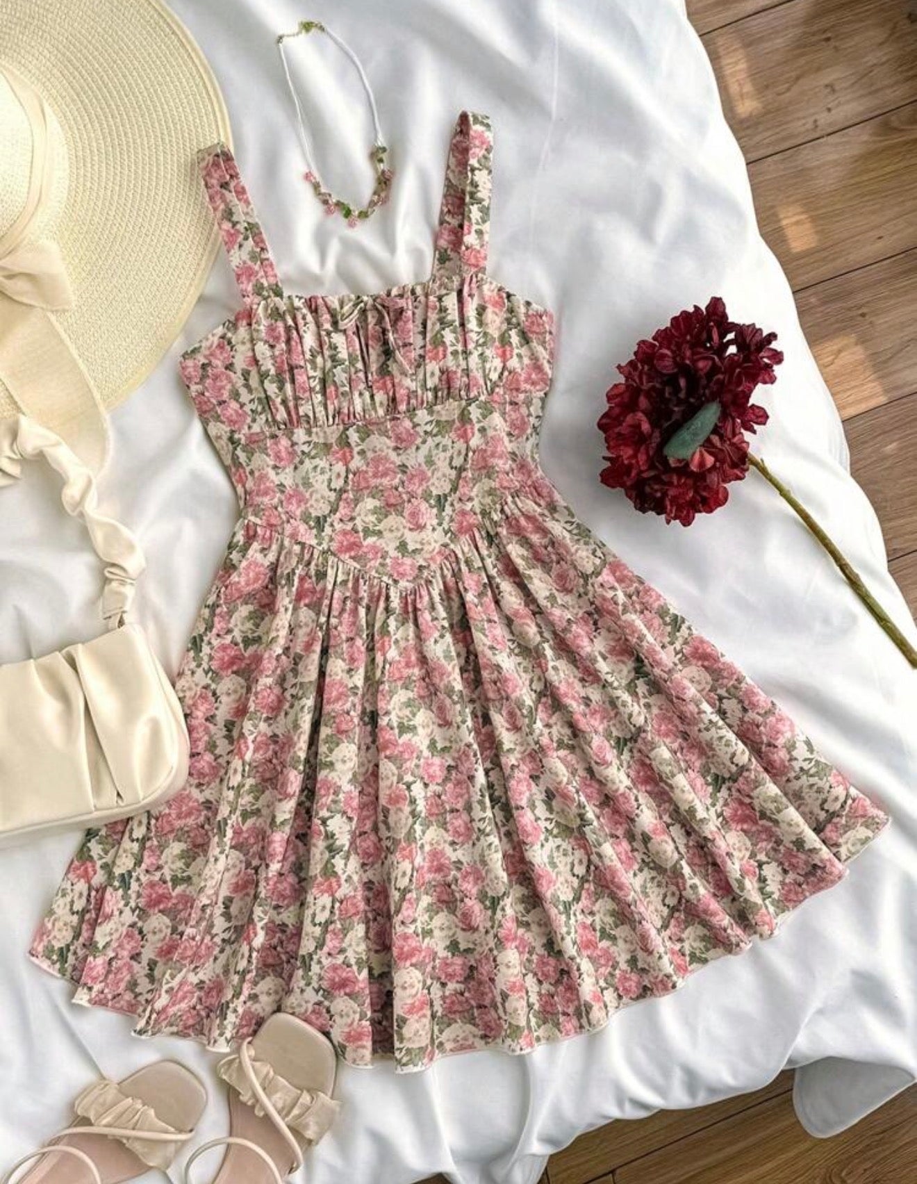 Girlism vestido floral rosa con busto fruncido para niña - vista completa con accesorios