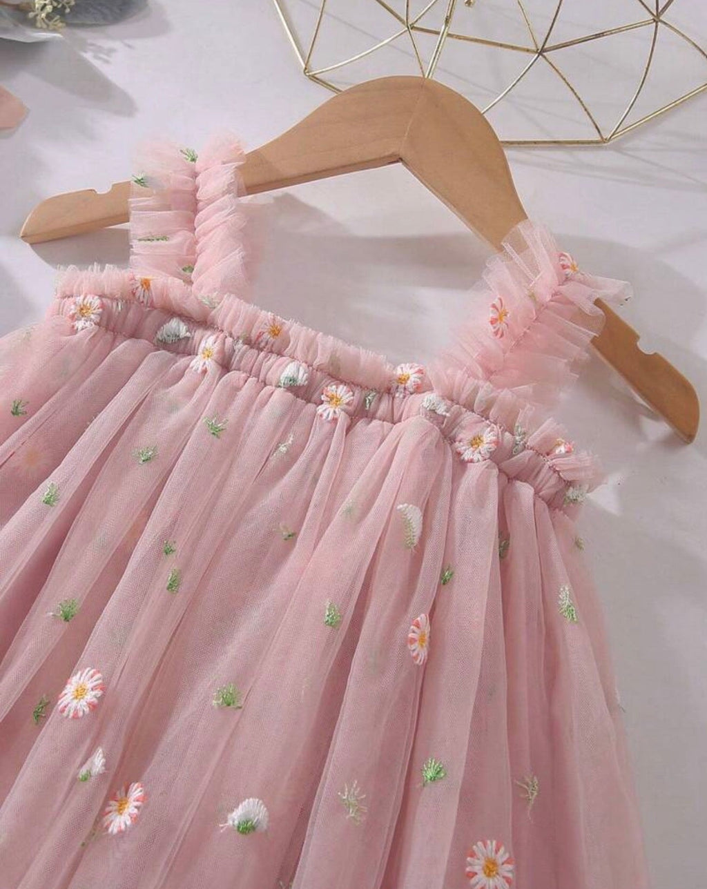 Vestido de malla rosa bordado en percha - vista frontal