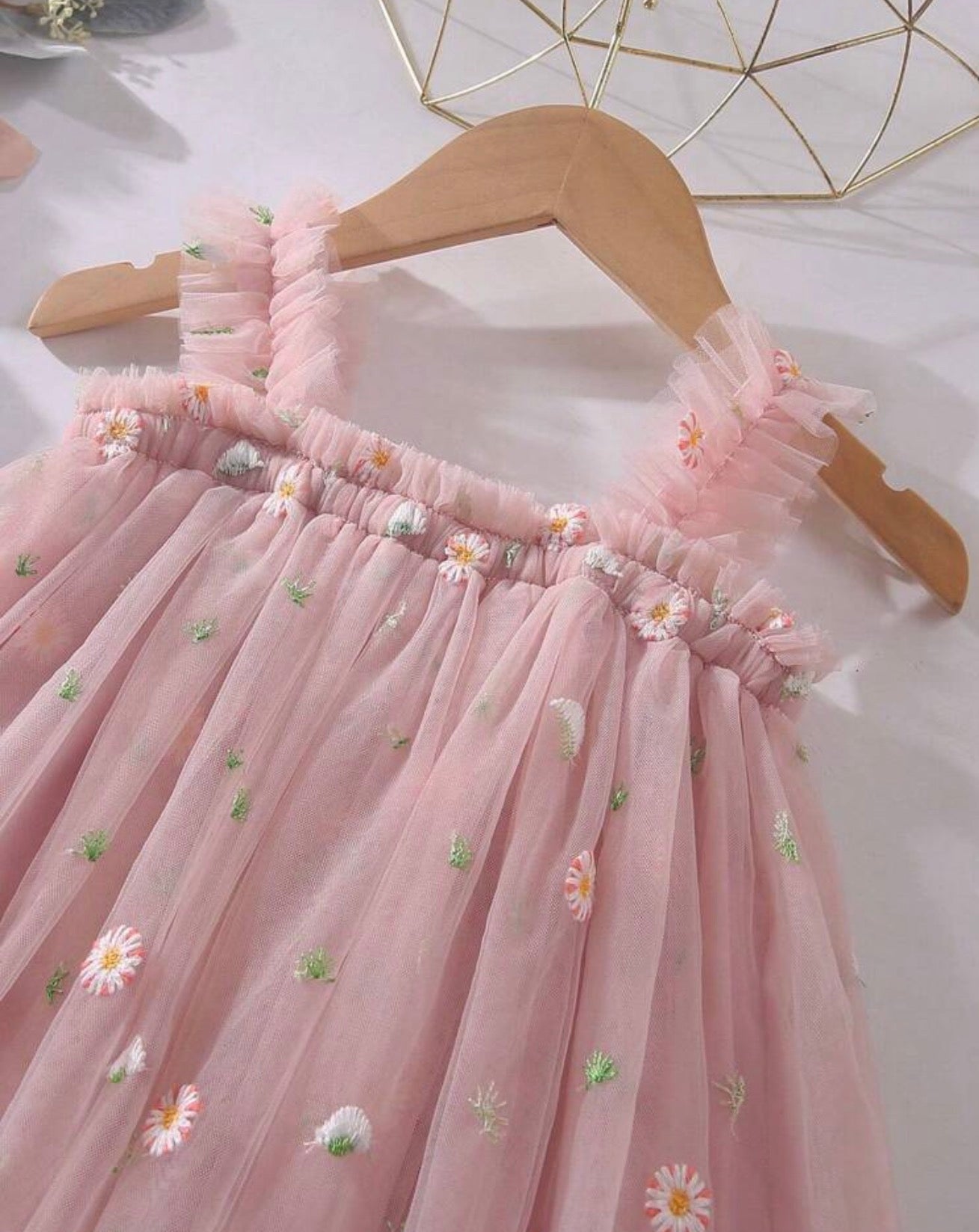 Vestido de malla rosa bordado en percha - vista frontal