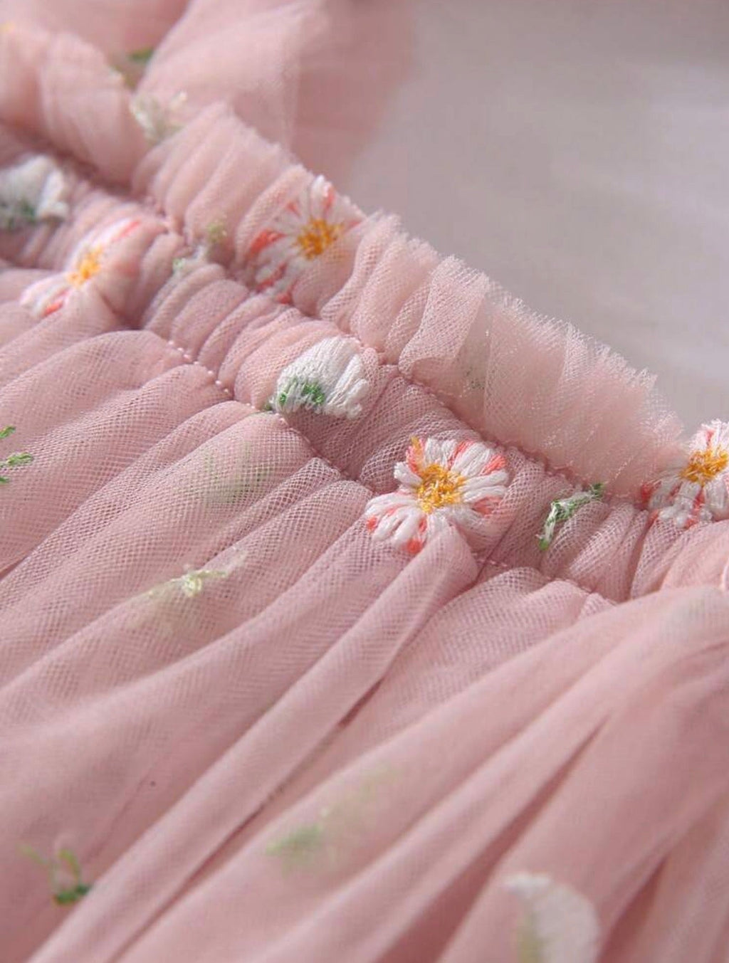 Vestido de malla rosa bordado completo en percha