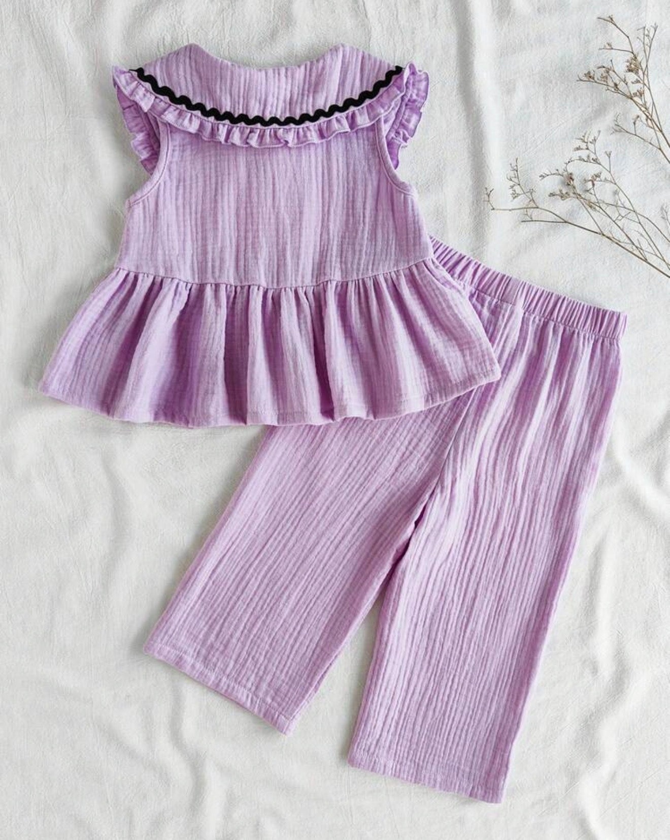 Conjunto lila niña - vista frontal con botones y cuello Peter Pan