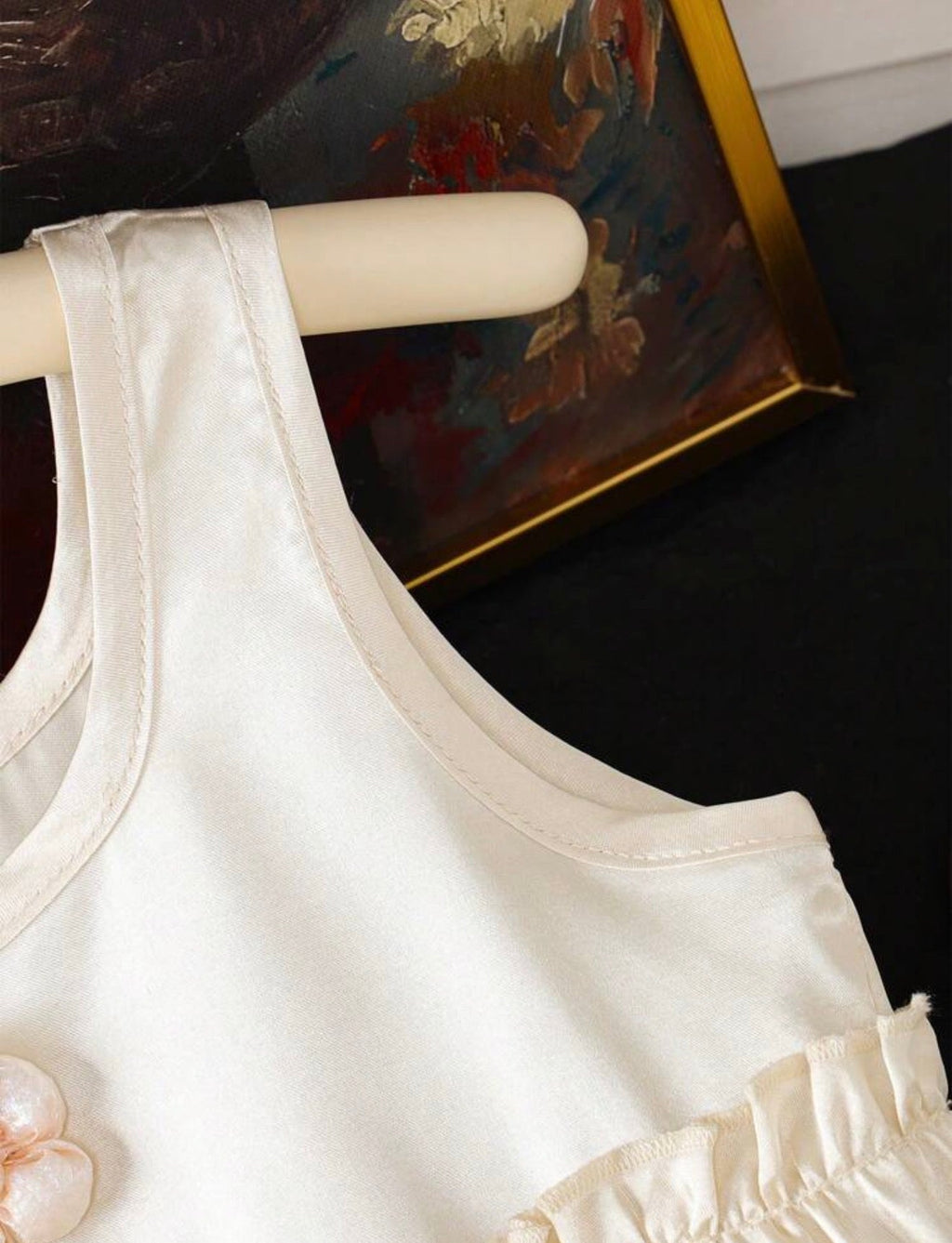 Detalle cuello cuadrado y flores de la blusa