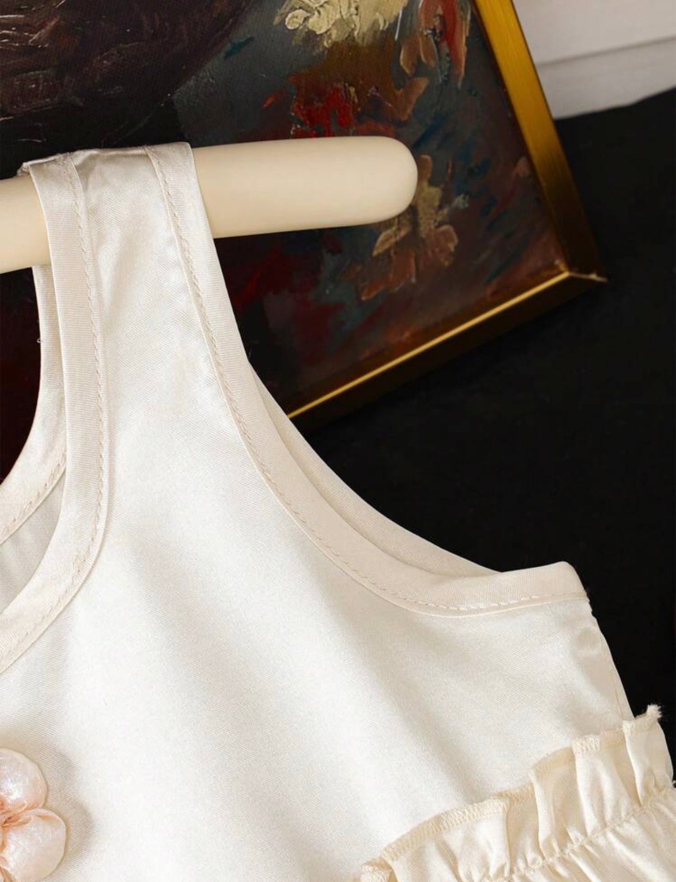 Detalle cuello cuadrado y flores de la blusa