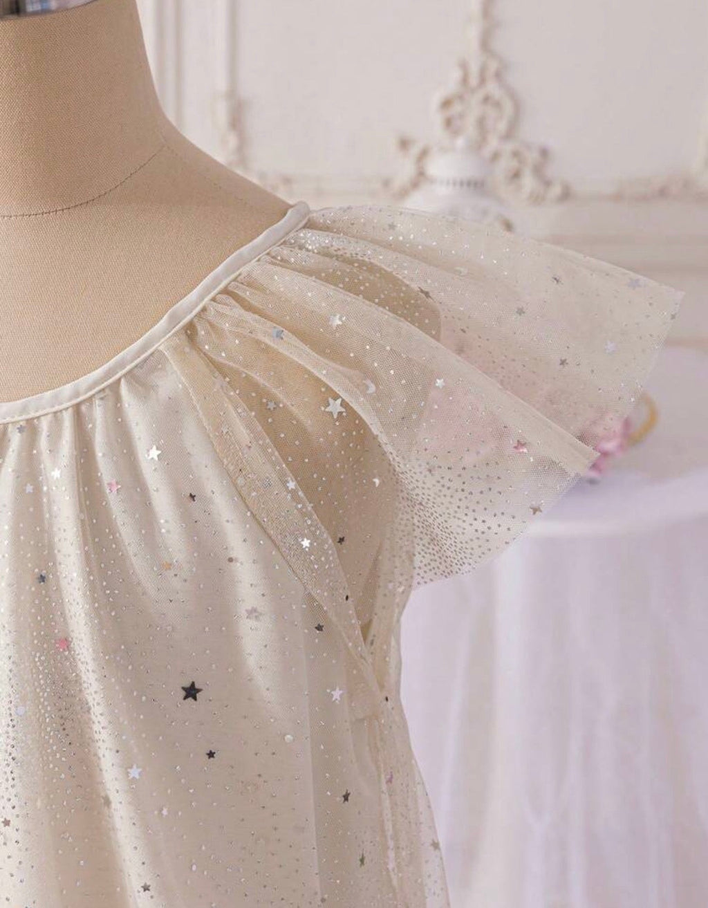 Detalle manga mariposa de tul con estampado de estrellas
