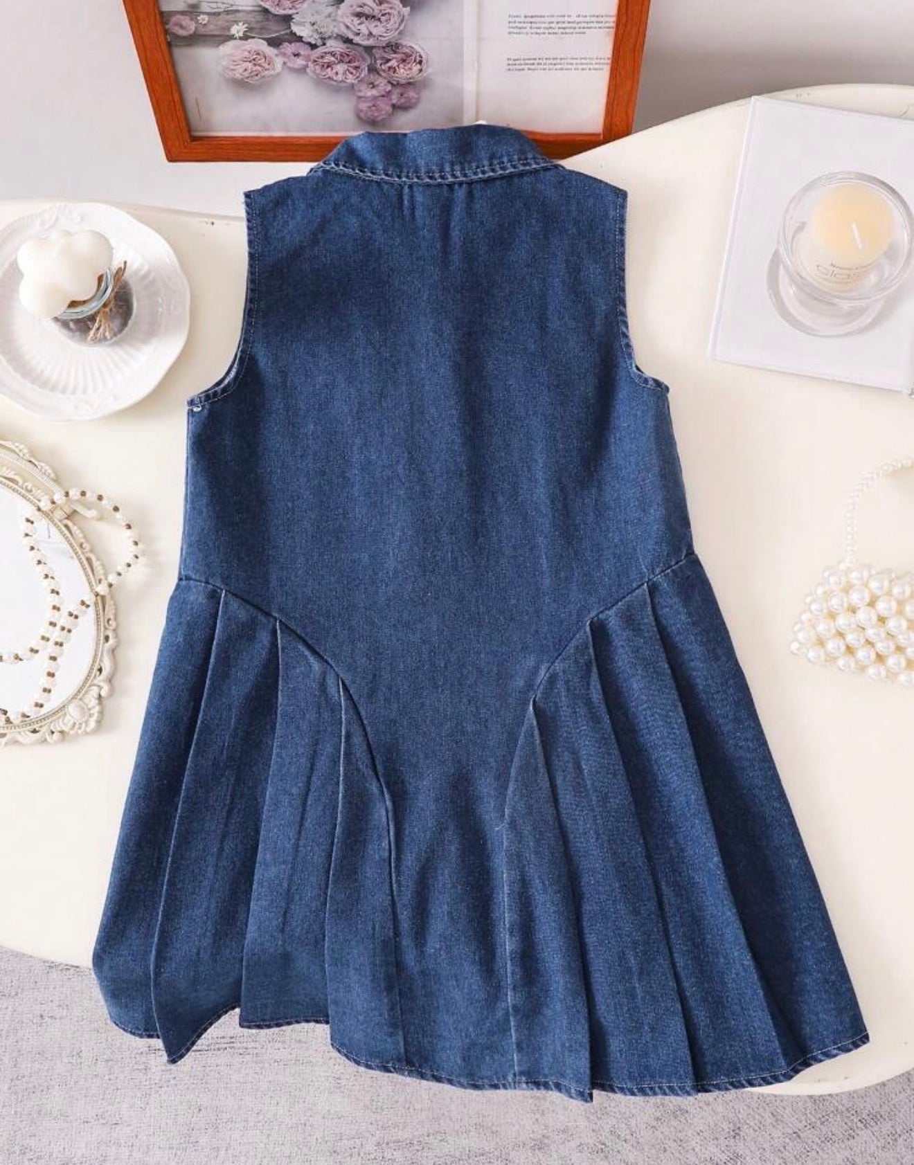Vestido vaquero azul sin mangas vista frontal con botones dorados y bolsillos