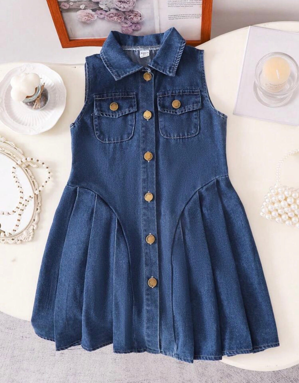 Vestido vaquero azul sin mangas vista trasera con falda plisada