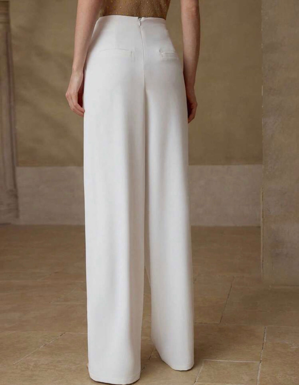 Vista trasera de pantalón blanco pierna ancha MOTF Premium