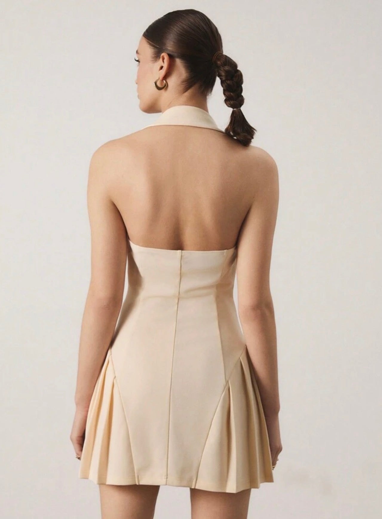 Vestido mini halter unicolor - vista trasera