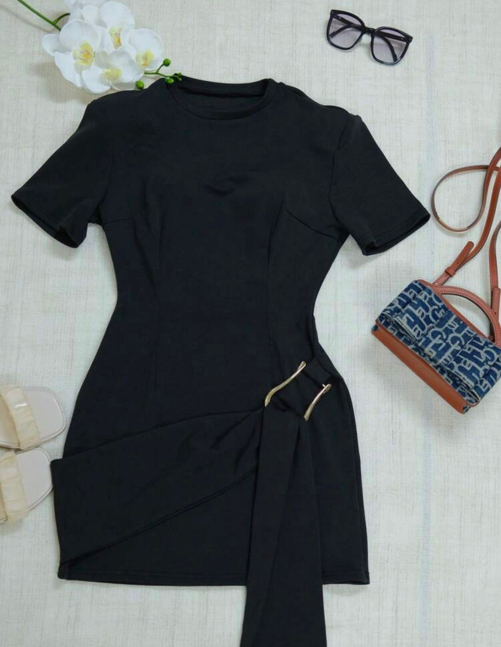 Vestido mini negro con herrajes dorados - vista flat lay
