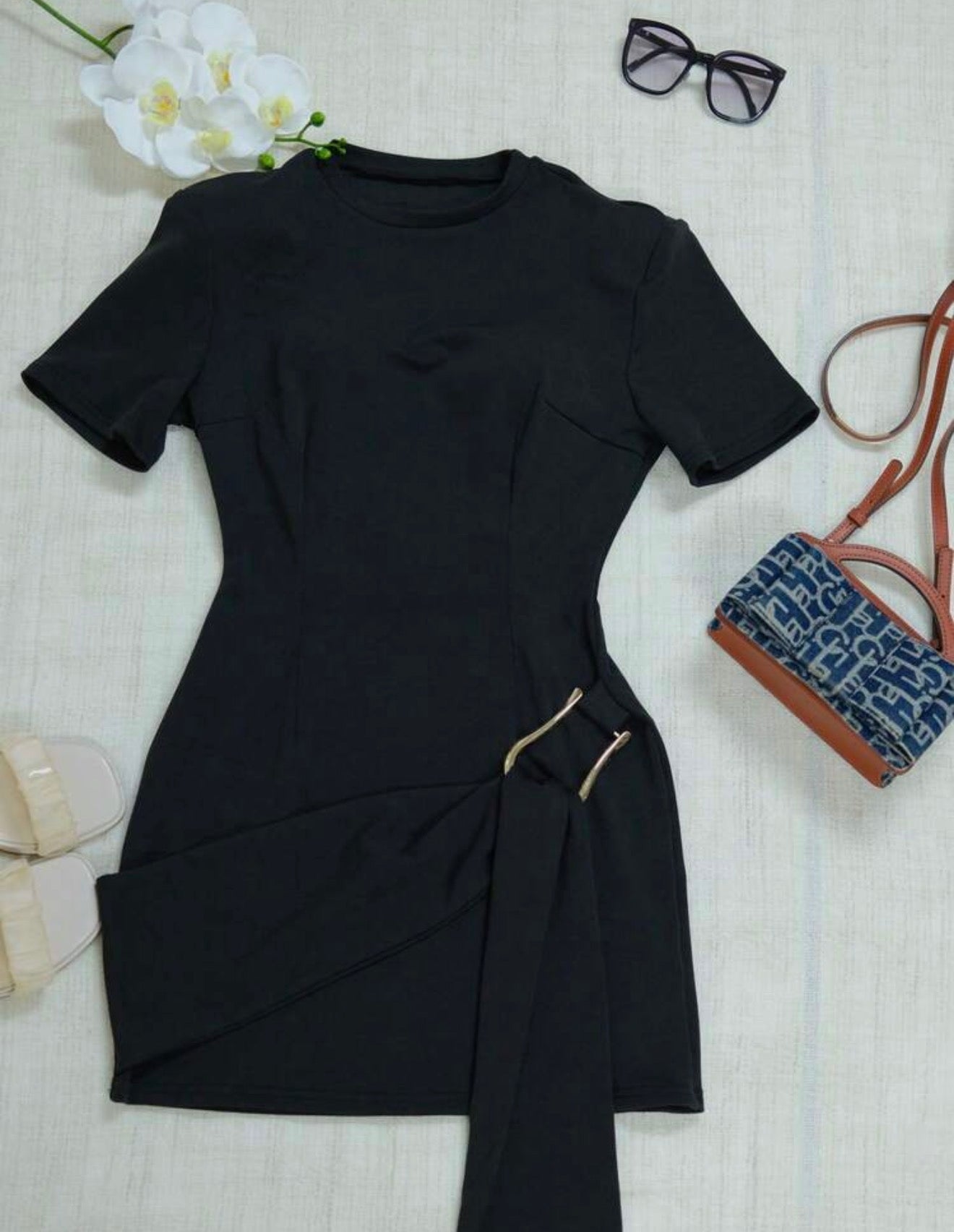 Vestido mini negro con herrajes dorados - vista flat lay