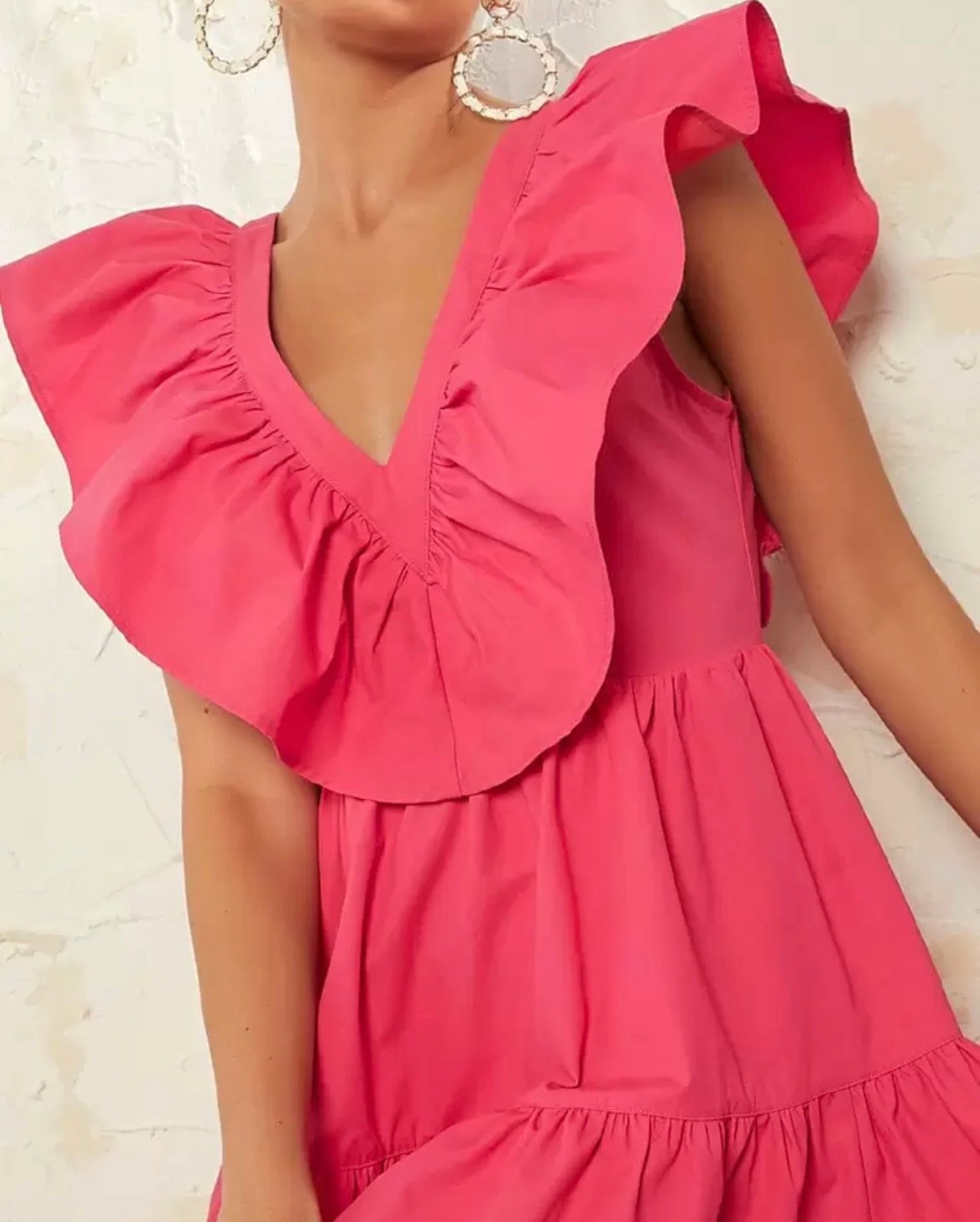 Vestido corto rosa con volantes - detalle escote y hombros