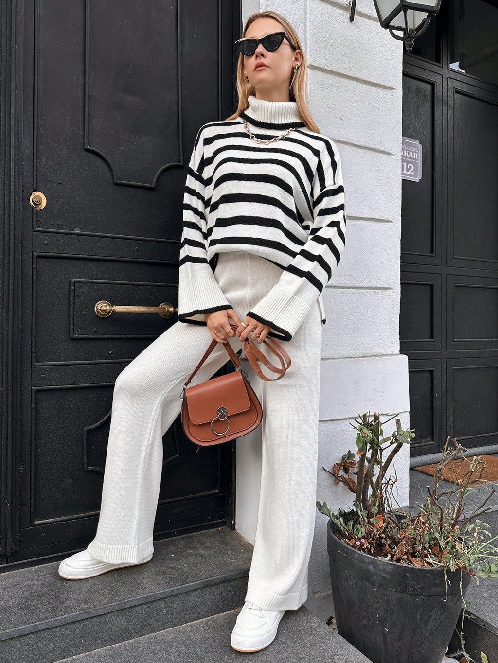Conjunto jersey rayas y pantalones tejidos - vista frontal