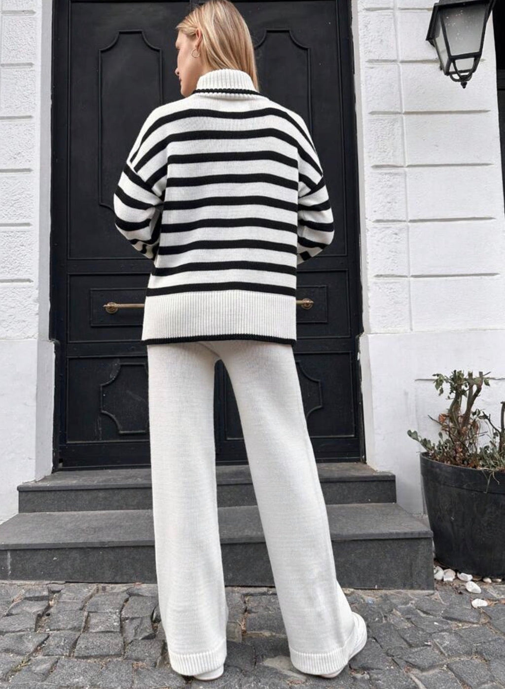 Conjunto jersey rayas y pantalones tejidos - vista trasera