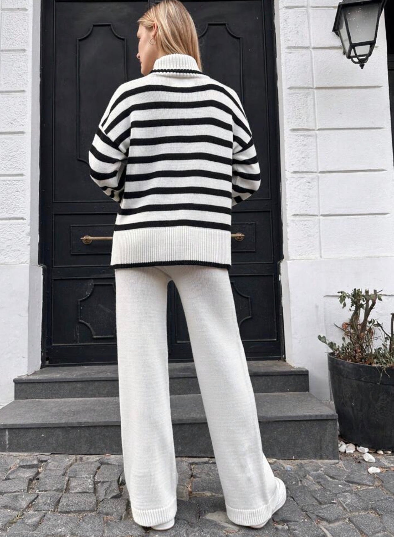 Conjunto jersey rayas y pantalones tejidos - vista trasera
