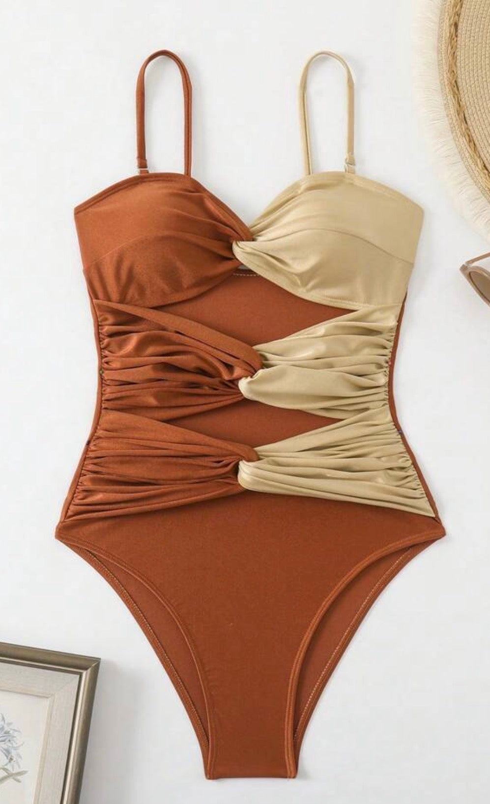 Modelo con traje de baño bicolor junto a la piscina