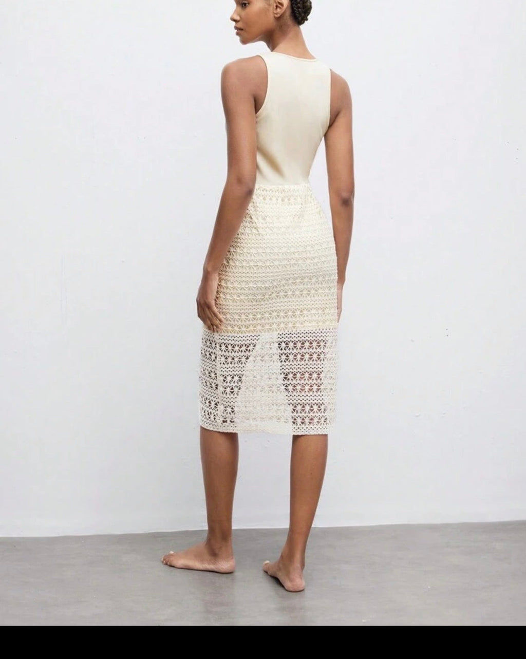 Vestido crema sin mangas con falda crochet vista trasera