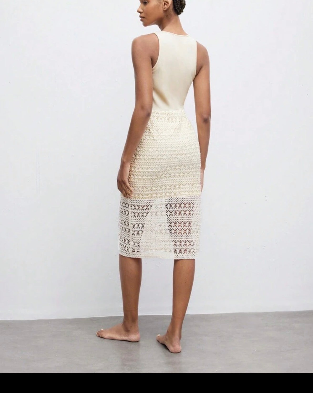 Vestido crema sin mangas con falda crochet vista trasera
