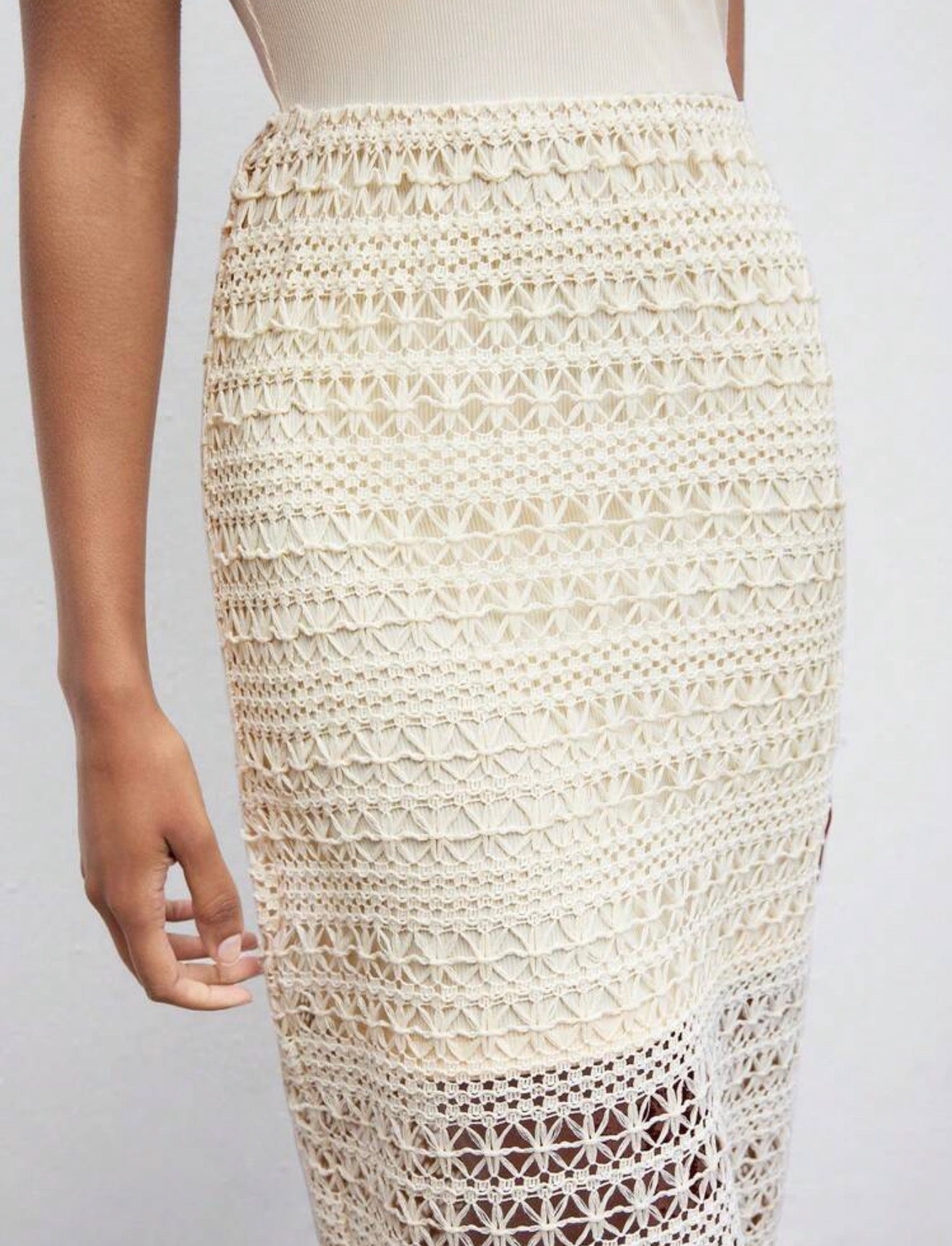 Detalle de la falda de crochet calado con patrón floral