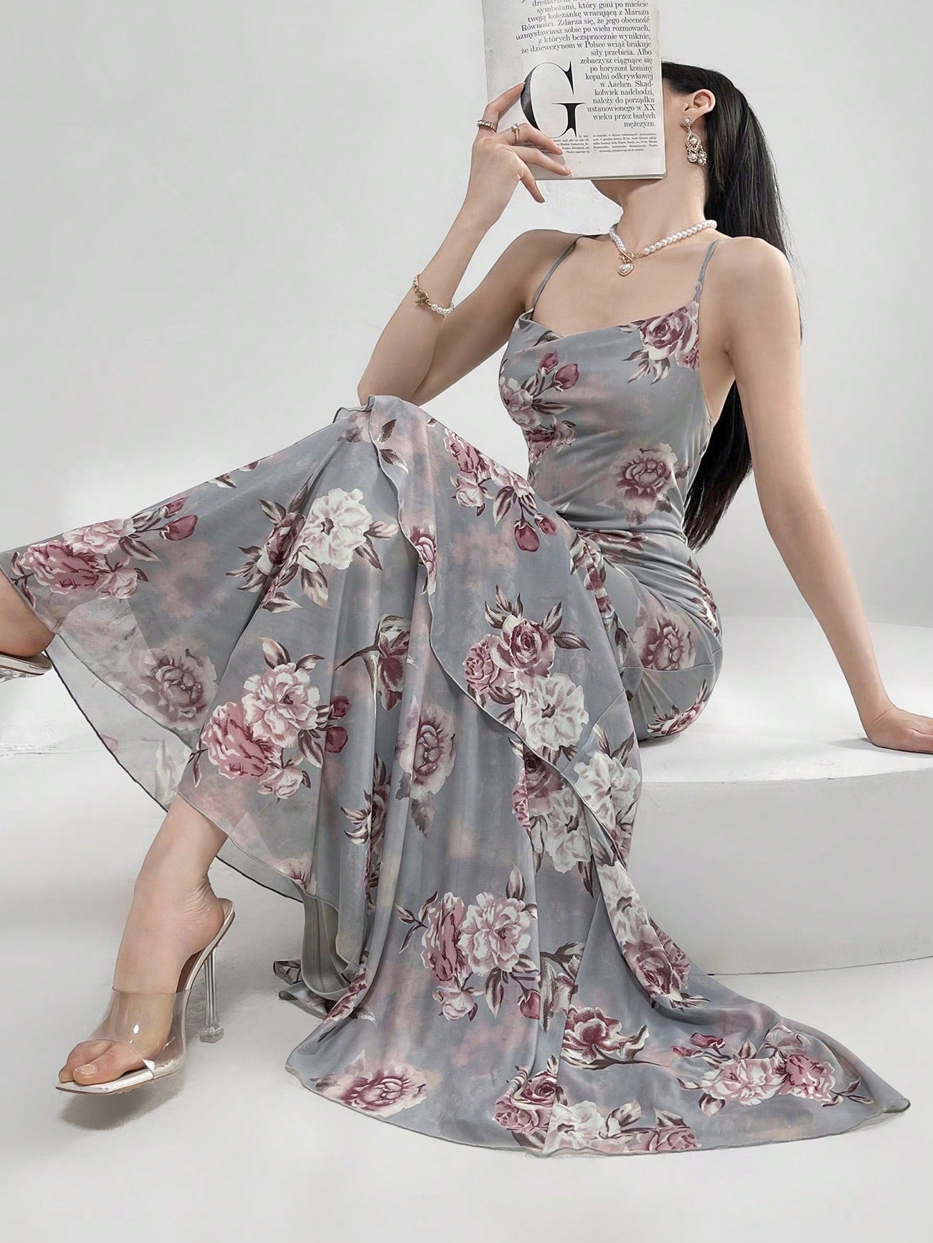 Vestido floral gris cola de pez con tirantes, modelo sentada